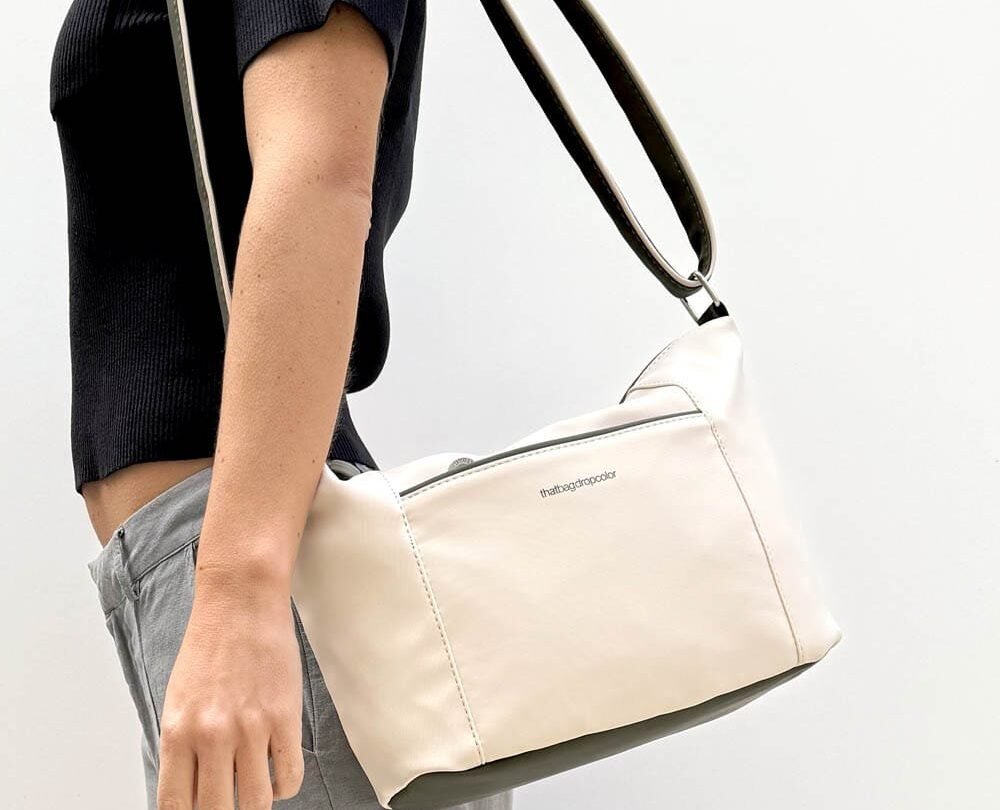 Neceser con correa larga.