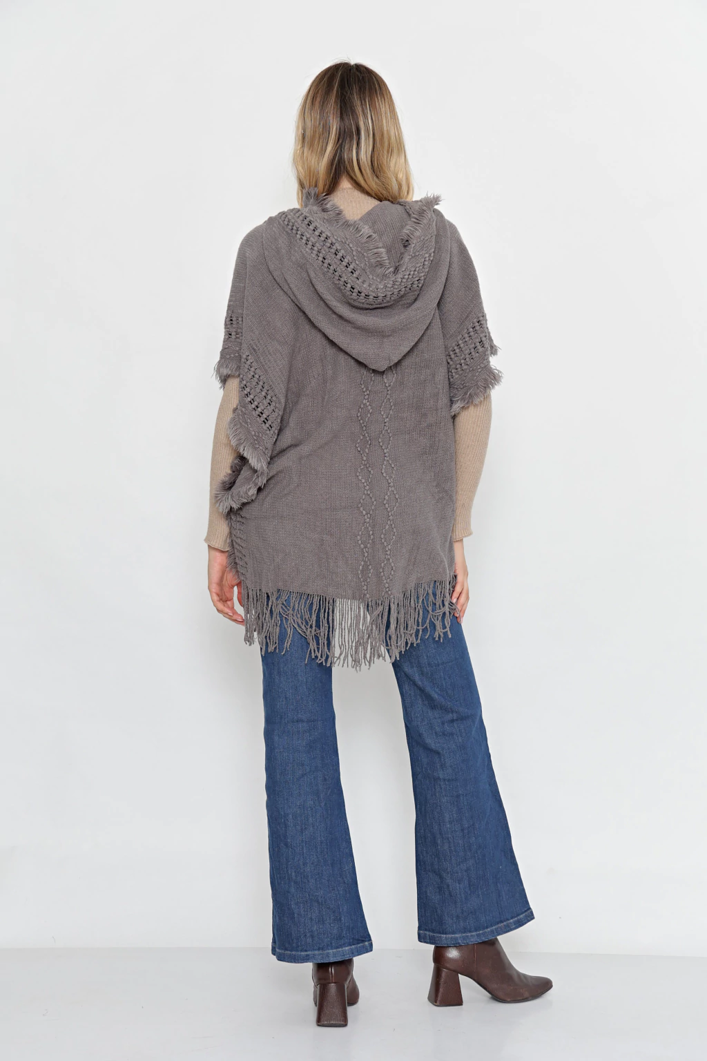 Poncho. - Image 2