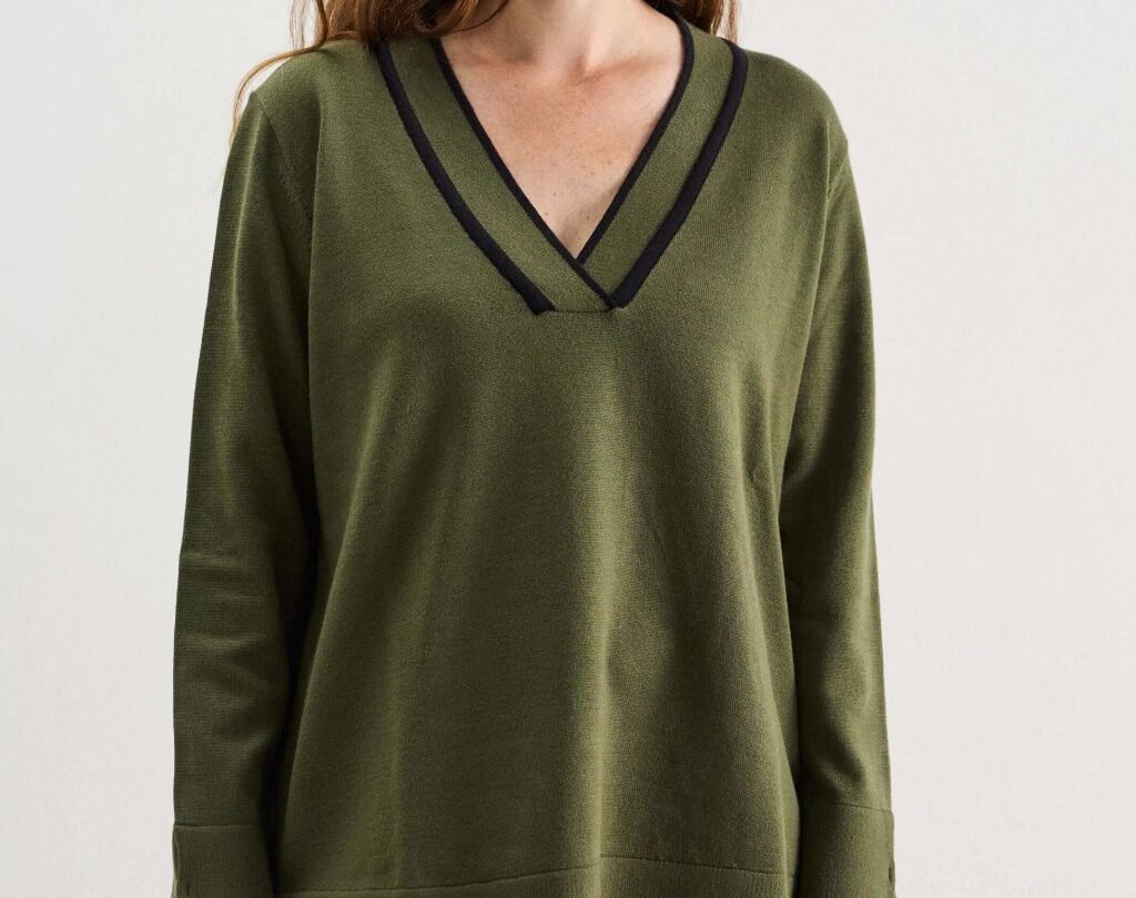 Sweater Escote V con Vivos.