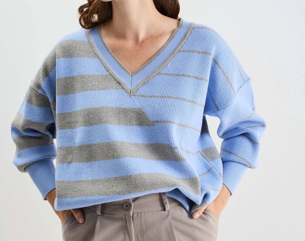 Sweater Escote V Combinado.